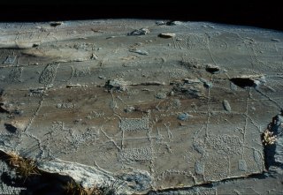 Fontanalbe. Roche aux 26 attelages. En premier plan un attelage de corniformes avec une araire et un personnage à l'arrière