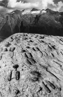 La pierre aux pieds à Lanslevillard en Savoie