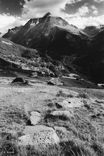 Suisse. Pierres à cupules à Evolène dans le Valais