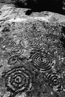 Suisse. Grisons. Grande dalle de Carschenna, couverte de cercles concentriques et de cupules