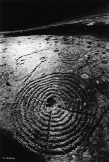 Suisse. Grisons. Grande dalle de Carschenna, couverte de cercles concentriques et de cupules