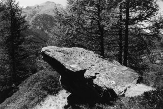 Vallée d'Aoste en Italie. Pierre à cupules dans le Val de Cogne