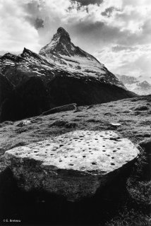 Suisse. Zermatt. Pierre à cupules devant le Cervin