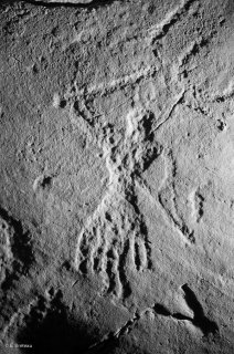 Aussois. Un guerrier brandit une épée. Photo réalisée d'après moulage de la Conservation du Patrimoine de la Savoie CG73. Réalisation Lythos