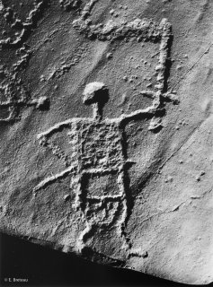 Aussois. Un guerrier brandit une épée. Photo réalisée d'après moulage de la Conservation du Patrimoine de la Savoie CG73. Réalisation Lythos.