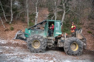 Eric Messa et Florian Mathieu bûcherons et débardeurs isérois. Chantier à Châtel en Trièves