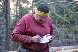 Eric Messa, bûcheron et débardeur, note le cubage des grumes. Chantier à Châtel en Trièves