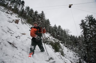 Il faut tirer le câble jusqu'à la nouvelle grume à accrocher