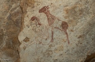 Peinture rupestre dans un abri sous roche. Représentation d'un berger et d'une chèvre