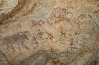 Peinture rupestre dans un abri sous roche. Scène de chasse