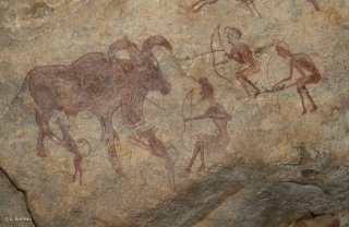 Peinture rupestre dans un abri sous roche. Scène de chasse à l'arc