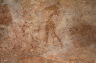 Peinture rupestre dans un abri sous roche. Un archer fait face à une girafe