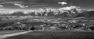 Le plateau du Trièves avec Le Percy, Monestier du Percy et Prébois, au fond la barrière du Dévoluy