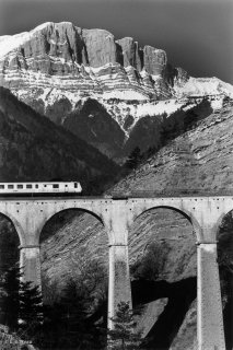 Viaduc à Saint Michel les Portes. Au fond le Grand Veymont