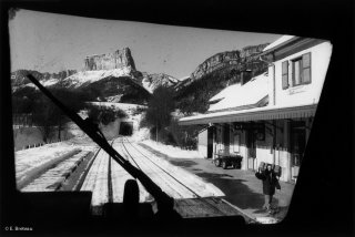 Arrivée du train en gare de Clelles, au fond le mont Aiguille