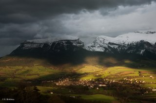 Mens et le Châtel un jour d'orage