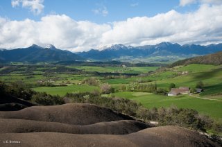 Le plateau du Trièves vu depuis les environs de Mens, avec la chaîne du Vercors au loin