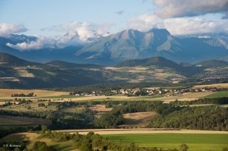 Le plateau du Trièves, au fond les sommets de la Matheysine