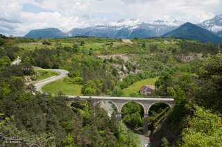 Pont de Recours sur l'Ebron, au fond le Châtel, l'Obiou et le Ménil