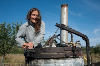 Françoise Dupont remplit son alambic pour faire une distillation d'huile essentielle. Plantamarine à Monestier du Percy