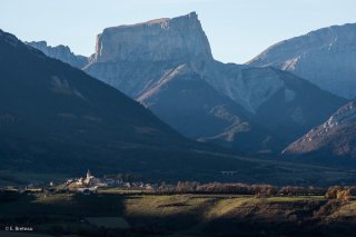 Village Le Percy, devant le Mont-Aiguille