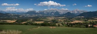 Vue panoramique du plateau du Trièves avec les villages Le Percy, Monestier du Percy et au loin la chaîne du Dévoluy