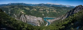 Le Drac sous les communes d'Avignonet et de Saint-Martin de la Cluze, avec la barrière du Vercors au loin