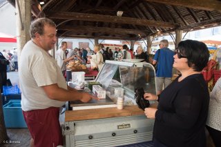 Marché de Mens, Alain Chabuel éleveur de chèvres et fromager