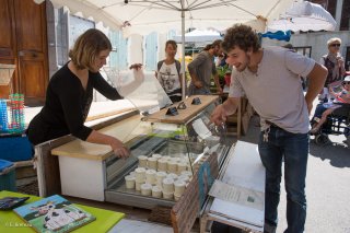 Marché de Mens, GAEC du Petit Oriol, vente de fromages frais et de yaourts