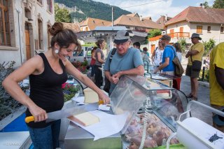 Marché de Clelles, GAEC L'Angus et la Plume, vente de poulets, viande bovine de race Angus et de Beaufort