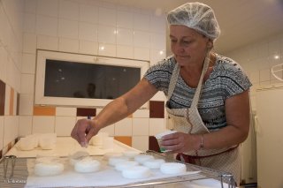Pascale, éleveuse de chèvres et fromagère à la Chèvrerie de Lolette à Tréminis