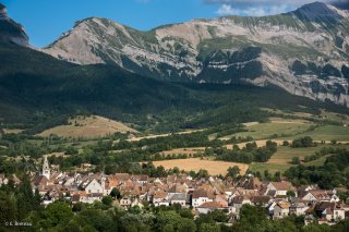 Village de Mens et l'arête de Rattier