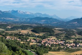 Village de Lalley avec la chaîne du Vercors au loin