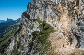 Pas de Serre-Brion sur la bordure orientale du Vercors et le mont Aiguille au loin