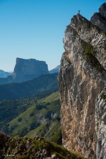 Bordure orientale du Vercors. Pas de Serre-Brion et le mont Aiguille en arrière plan