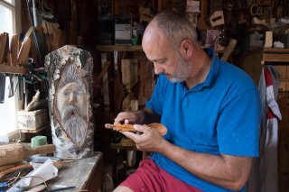 Jean-Marie Bordet, sculpteur et tourneur sur bois. Atelier des Cimes à Saint-Paul les Monestier