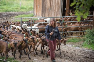 Sophie, GAEC Chabuel, éleveuse de chèvres et fromagère à Châtel en Trièves