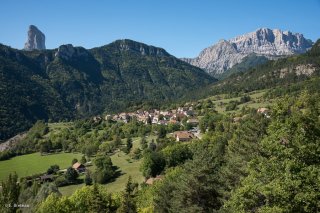 Village de Saint Michel les Portes devant le mont Aiguille et le Grand Veymont