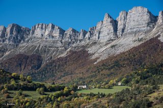 Village de Saint Andéol au pied des falaises du Vercors