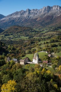 Village de Château Bernard au pied des falaises du Vercors