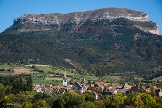 Village de Mens, avec les clochers de l'église et du temple, et le Châtel en arrière plan