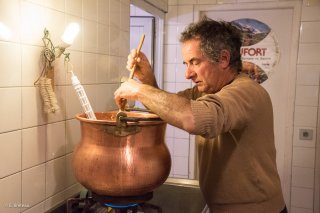 Avec Christian, dans la fromagerie du Cris-Cath, ferme auberge à Tréminis