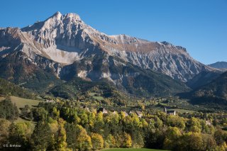 Tréminis l'Eglise devant le Grand Ferrand