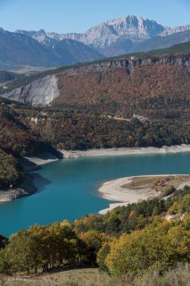 Le lac de Monteynard sur le Drac et le Grand Veymont en arrière plan