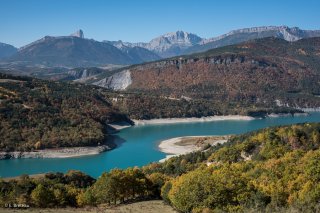 Le lac de Monteynard sur le Drac et la barrière du Vercors en arrière plan