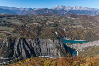 Le Drac sous Saint Martin de la Cluze, avec la barrière du Vercors en arrière plan