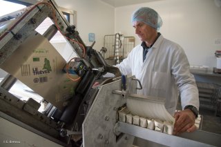 Fromagerie du Mont-Aiguille à Clelles. Emballage du Carré du Trièves Bio