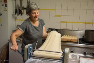 Au Cris-Cath, ferme auberge à Tréminis, Cathy prépare les ravioles du Trièves