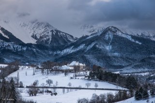 Le château de Montmeilleur devant le Ménil