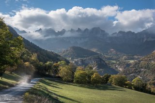 Pré à Saint-Guillaume, au fond les falaises du Vercors